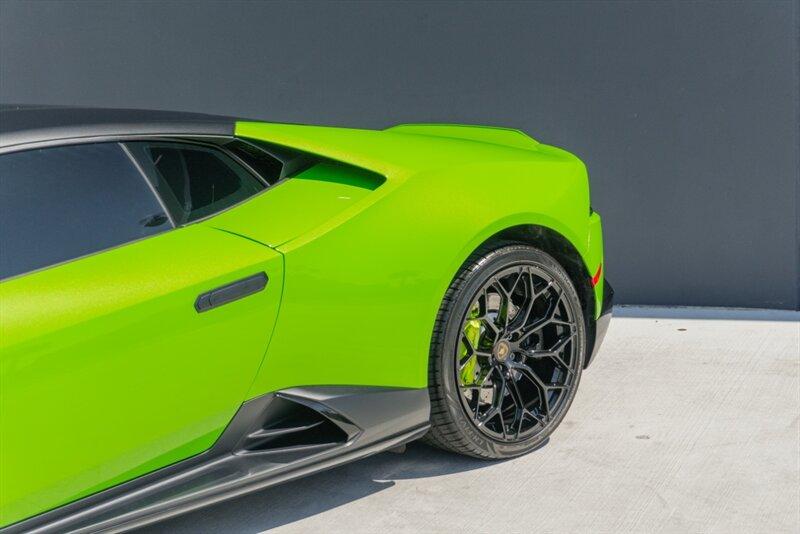 2021 Lamborghini Huracan Evo Coupe photo 14