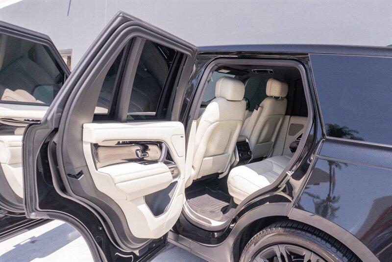 2023 Land Rover Range Rover SE photo 11