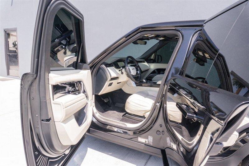 2023 Land Rover Range Rover SE photo 12