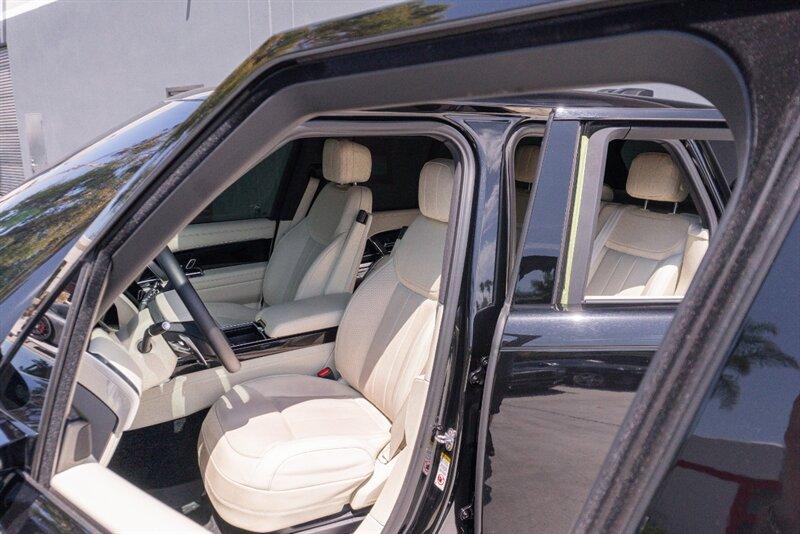 2023 Land Rover Range Rover SE photo 13