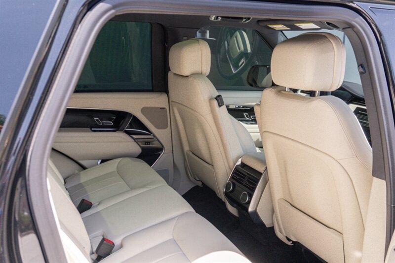 2023 Land Rover Range Rover SE photo 16