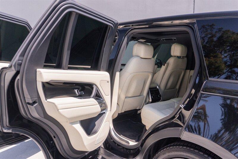 2023 Land Rover Range Rover SE photo 18