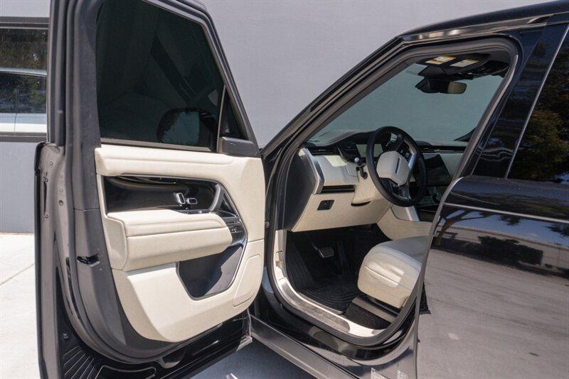 2023 Land Rover Range Rover SE photo 19