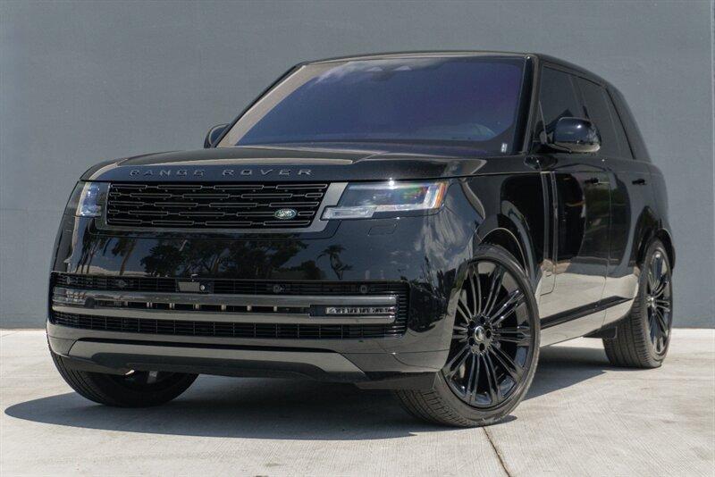 2023 Land Rover Range Rover SE photo 3