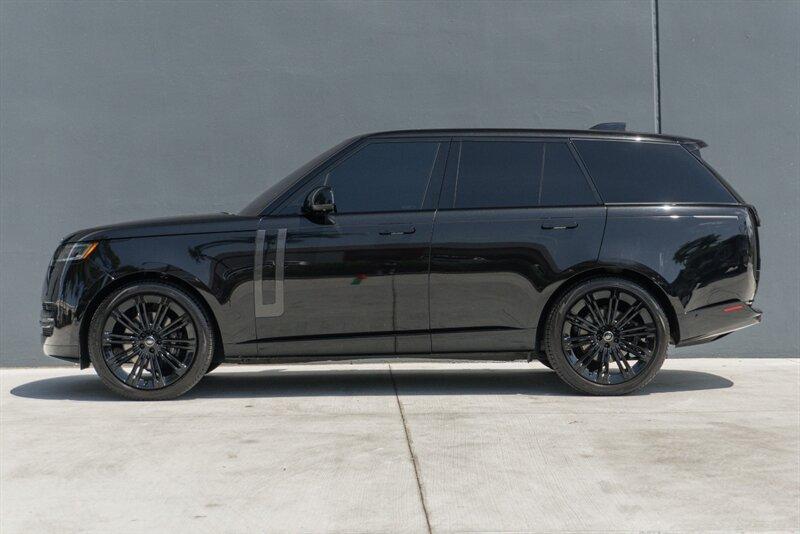 2023 Land Rover Range Rover SE photo 4