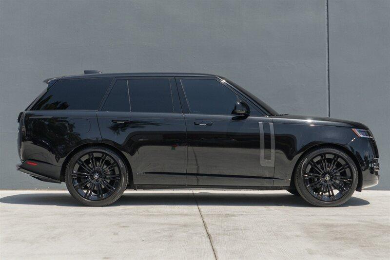 2023 Land Rover Range Rover SE photo 5