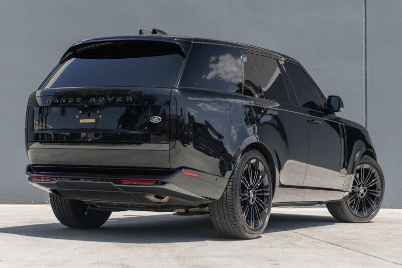 2023 Land Rover Range Rover SE photo 6