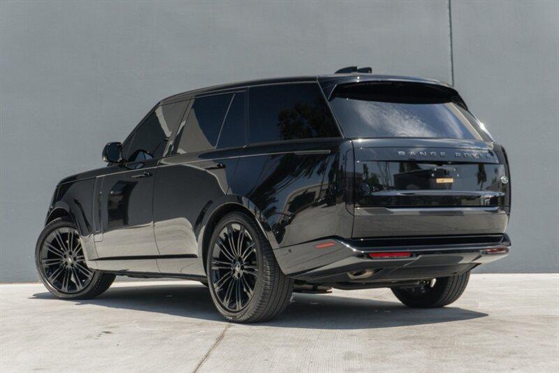 2023 Land Rover Range Rover SE photo 8