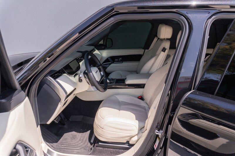 2023 Land Rover Range Rover SE photo 9