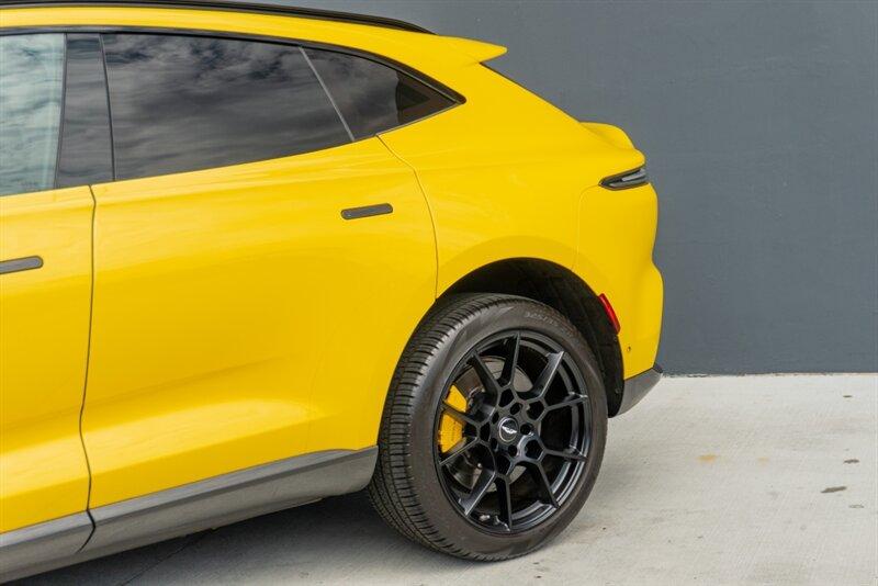 2021 Aston Martin DBX AM8 photo 24