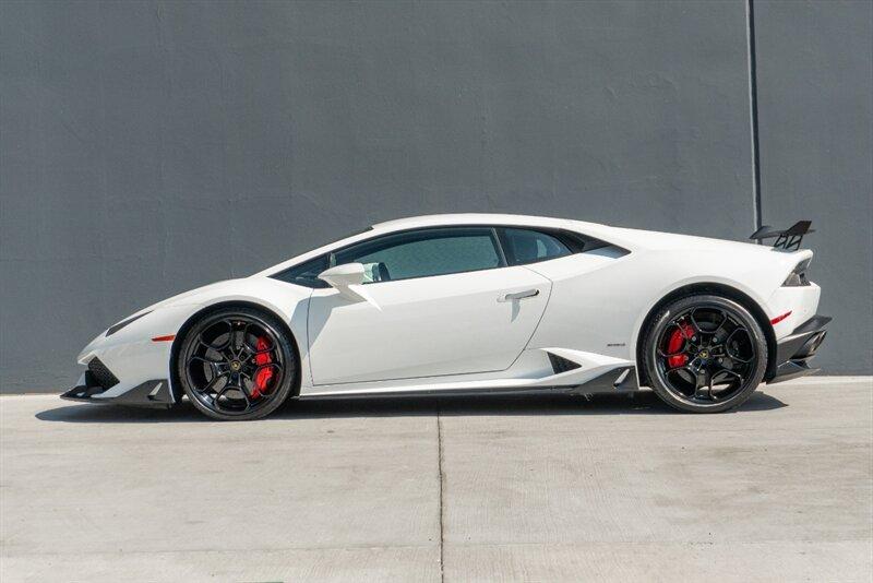 2016 Lamborghini Huracan Coupe photo 4