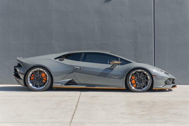 2020 Lamborghini Huracan Evo Coupe photo 2